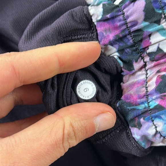 Lululemon Hotty Hot Short II *2.5" Utopia Multi / Deep Phantom - Picture 3 of 4